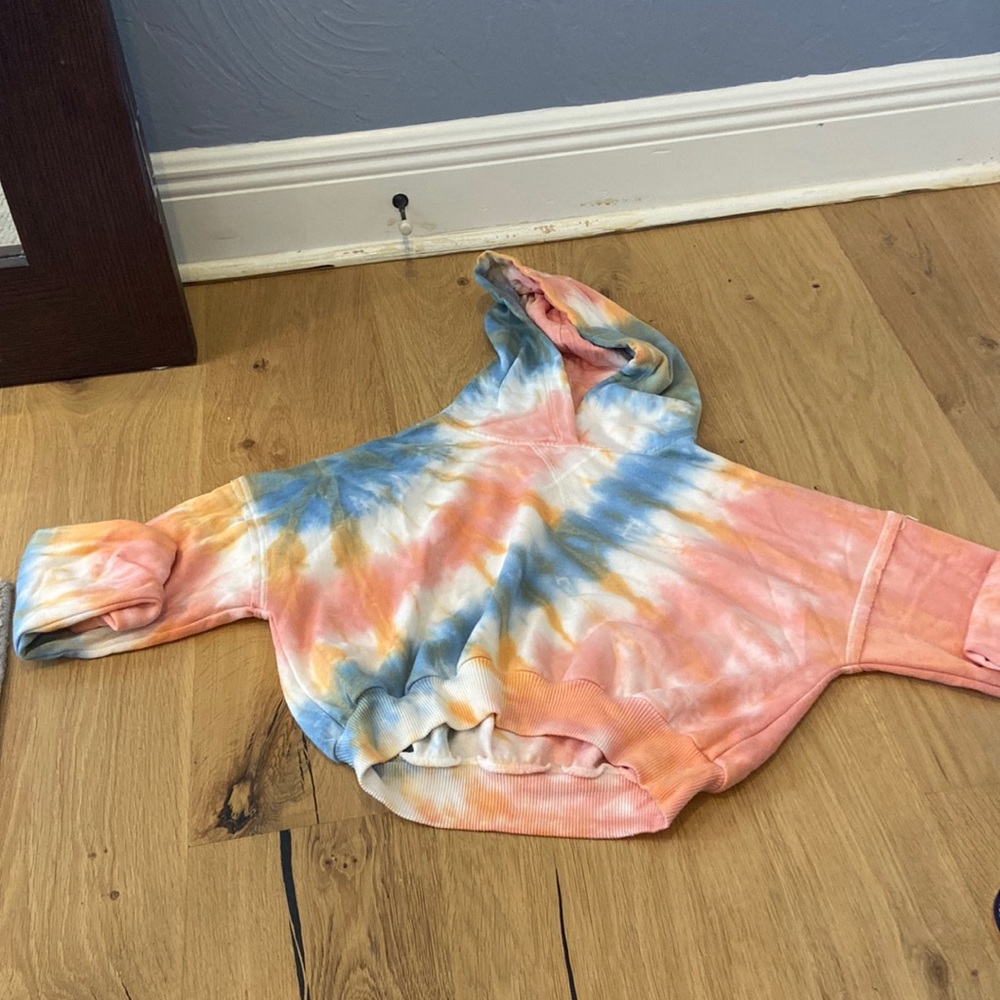 Cropped sweatshirt.